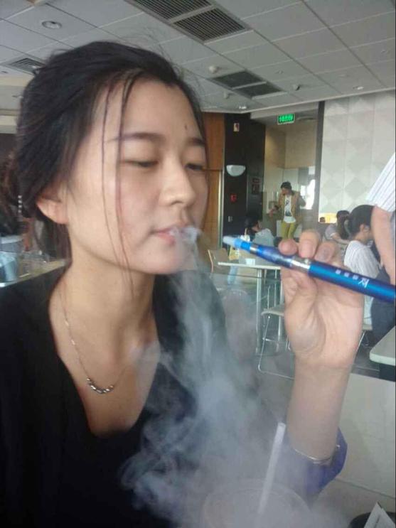 世界无烟日，郑州一美女在肯德基抽烟思雷电子烟