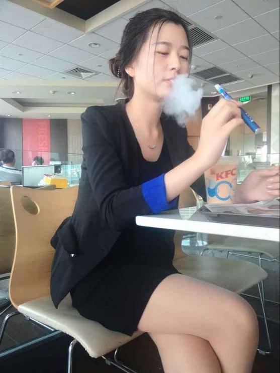 世界无烟日，郑州一美女在肯德基抽烟思雷电子烟